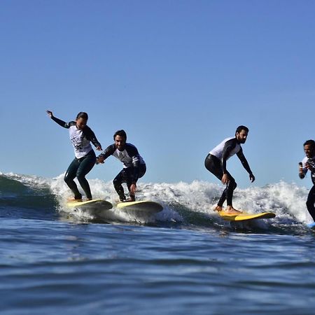 ホテル Turismo Do Seculo エストリル エクステリア 写真 Surfers at the 2011 World Surf League