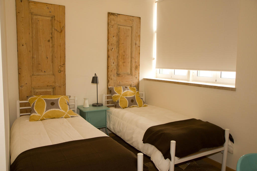 ホテル Turismo Do Seculo エストリル 部屋 写真 A bedroom with two single beds