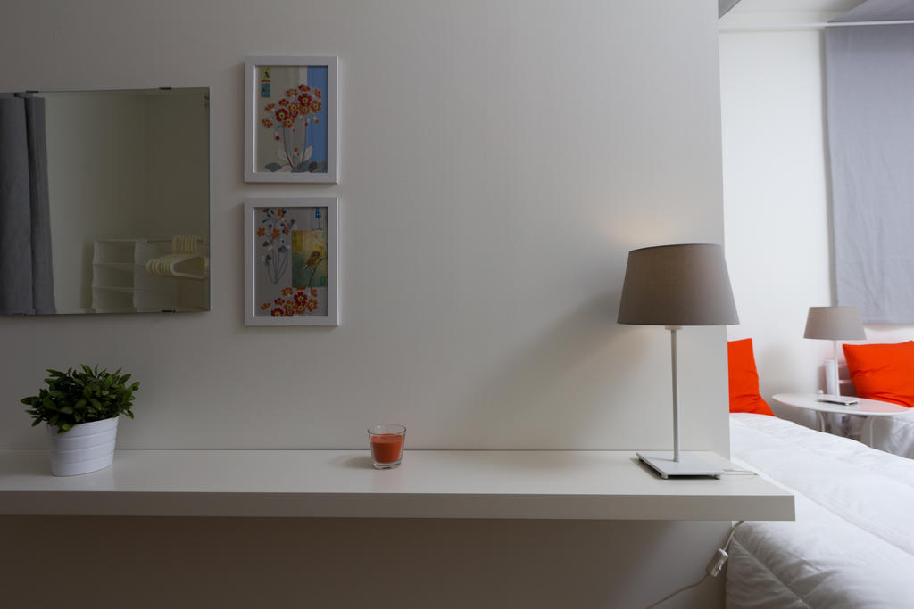 ホテル Turismo Do Seculo エストリル 部屋 写真 A table lamp