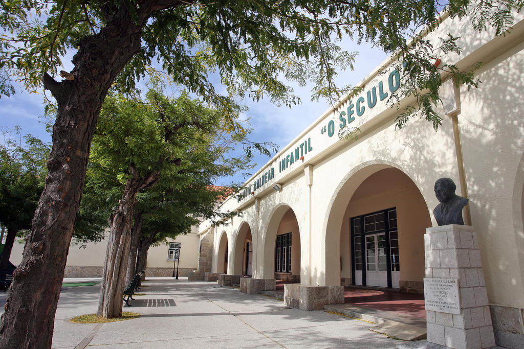 ホテル Turismo Do Seculo エストリル エクステリア 写真 The school's main building